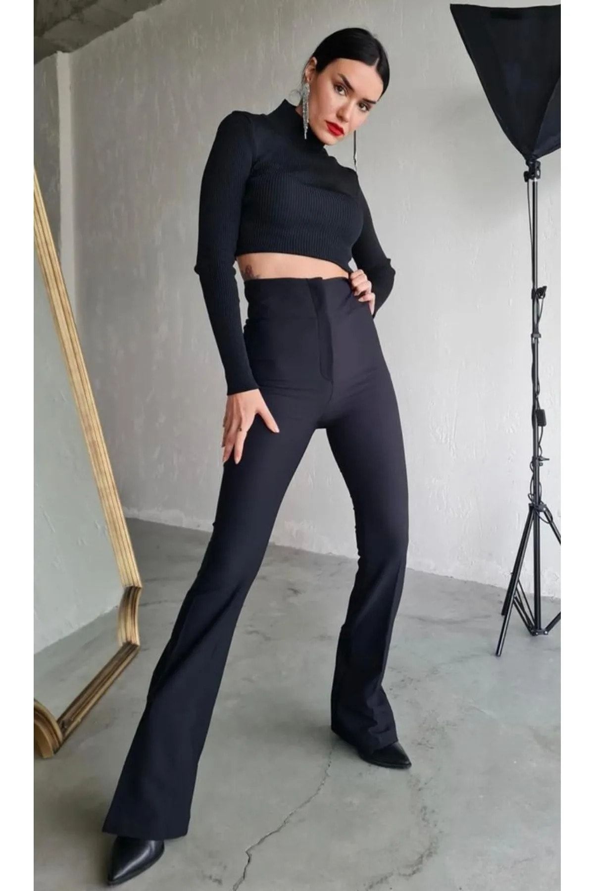 Siyah Kadın yüksek bel ispanyol paça pantolon ile şıklık sunan zarif bir görünüm
