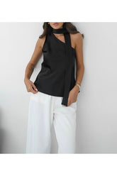 Aec Prive şal detaylı kadın bluz, siyah rengiyle şık bir görünüm sunuyor.