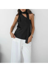 Aec Prive şal detaylı kadın bluz, siyah rengiyle şık bir görünüm sunuyor.