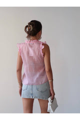 Aec Prive özel tasarım kadın gömlek, açık pembeden boş yakalı detaylarla şık bir görünüm sunuyor.