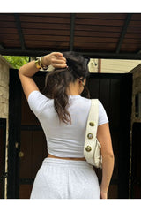 Aec Prive beyaz crop t-shirt kadın, arka görünüm ile şık bir tasarım sunmaktadır.