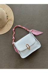 Aec Prive beyaz omuz çantası, pembe desenli fular detayıyla şık bir kombinasyon sunuyor