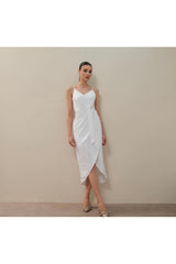 Aec Prive beyaz pamuklu uzun elbise, zarif kesimi ve rahat tarzıyla yaz şıklığı sunuyor.