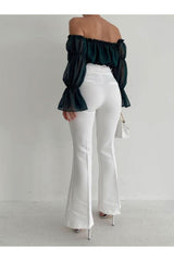 Beyaz yüksek bel ispanyol paça pantolon ile şık bir kombin oluşturmuş kadın, arka görünüm