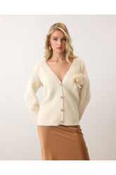 Aec Prive çiçek detaylı kadın hırka, şık düğme detaylarıyla rahat bir görünüm sunuyor.