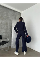 Mavi çizgili crop ceket palazzo pantolon takım ile şık bir görünüm sunan kadın arka görünüm