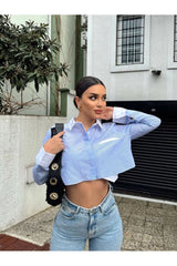 Mavi çizgili crop gömlek, açık beyaz yakalarla şık bir görünüm sunuyor