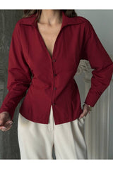 Aec Prive Elizabeth ince belli gömlek kırmızı renk, şık ve zarif tasarım ile modern görünüm sunuyor.