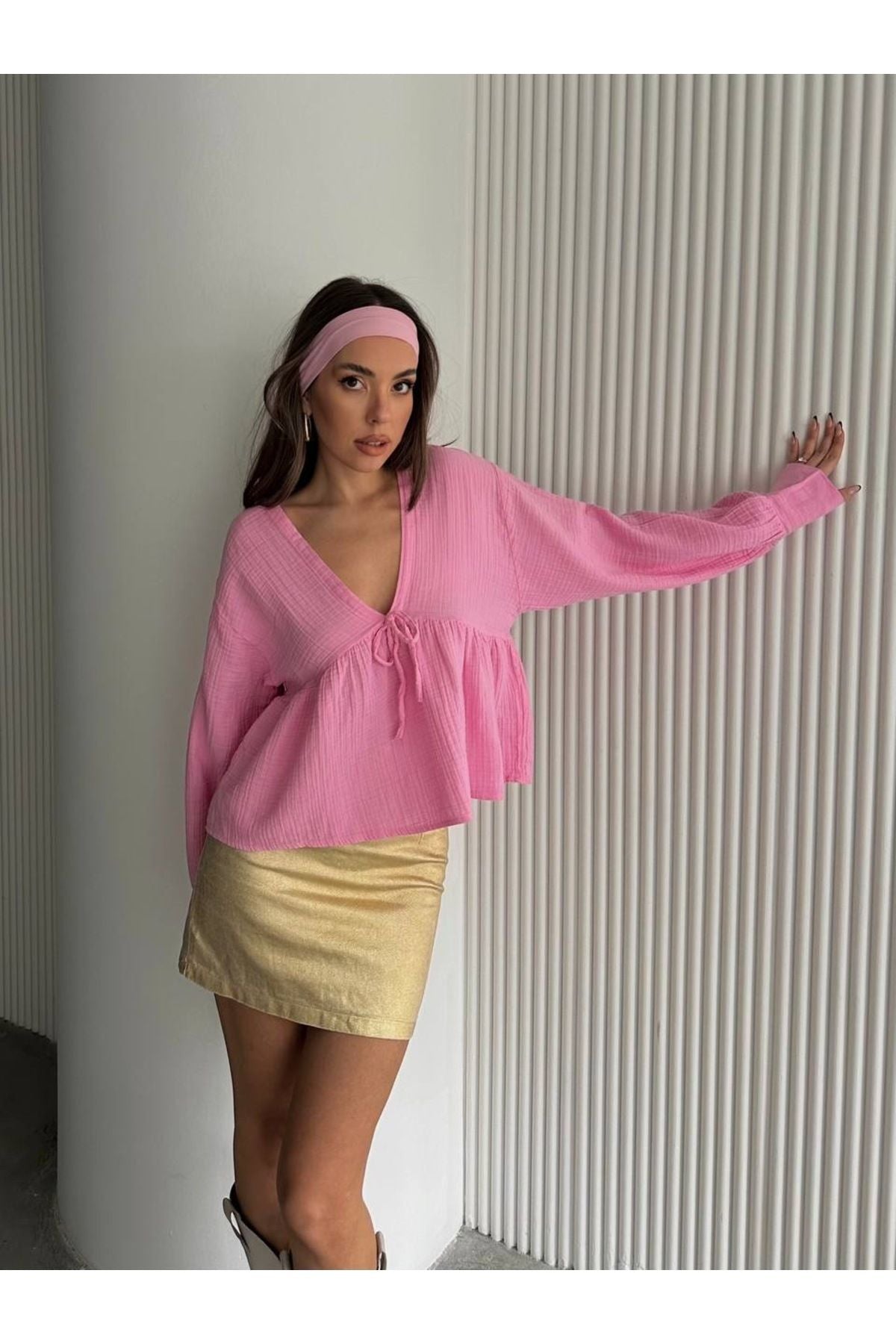 Elizabeth kadın gömlek bluz, pembe renk ve V yaka tasarımıyla şık bir görünüm sunuyor.