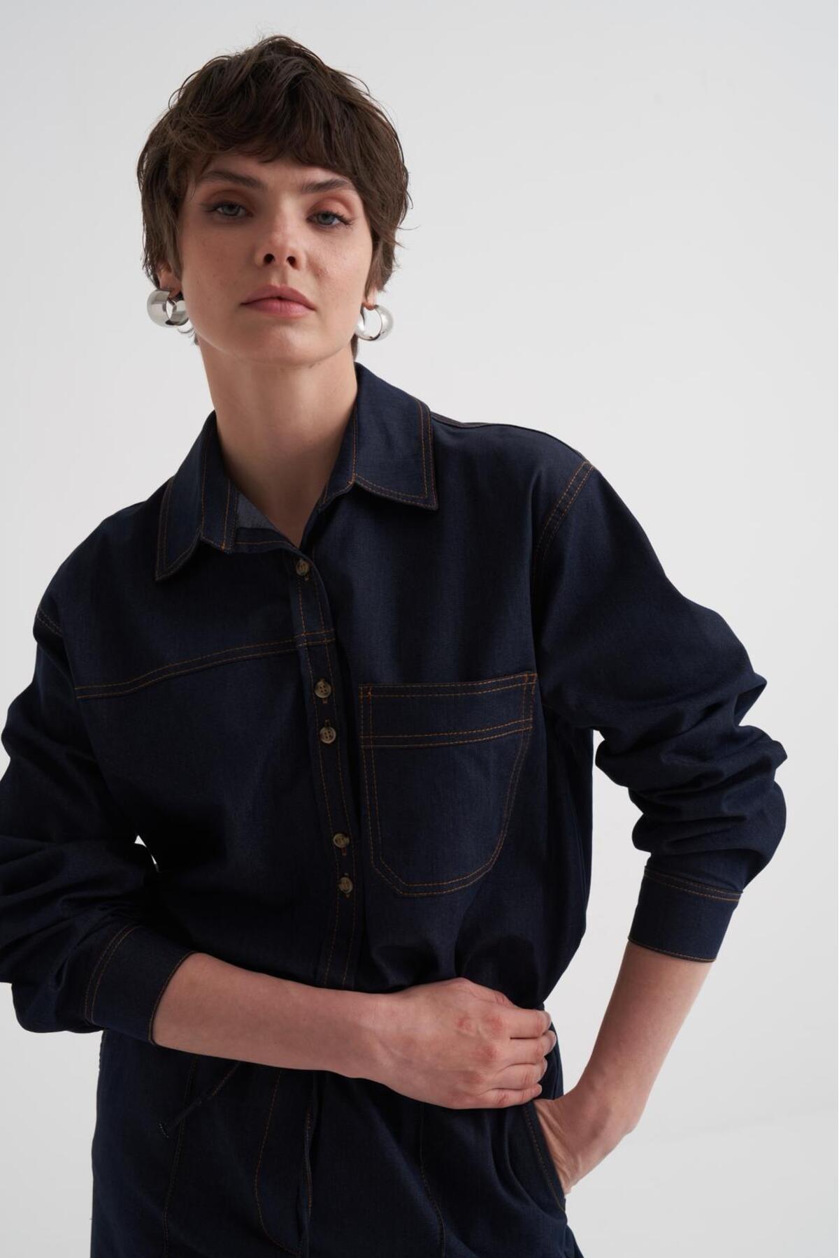 Aec Prive Elizabeth kot gömlek pantolon takım, şık ve rahat denim tasarımı ile modern bir görünüm sunuyor.