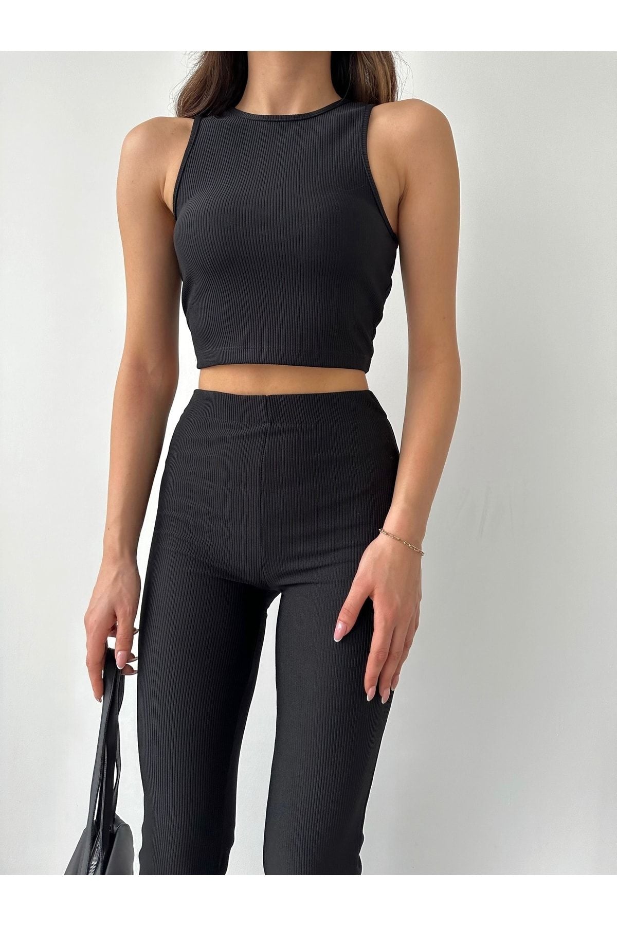 Aec Prive siyah fitilli crop top, şık görünüm için dar kesim ve rahat tasarım sunar