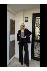 Aec Prive kadın astarlı blazer ceket pantolon takım ile şık bir dış mekan görünümü