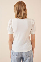 Kadın beyaz kare yaka bluz, kabarık kısa kollu ve rahat bir kesime sahip