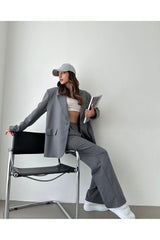 Kadın çizgili blazer ceket ile kombinlenmiş şık bir görünüm, rahat oturuş ve modern stil