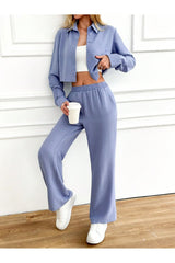 Mavi Aec Prive kadın crop gömlek pantolon takım, rahat görünüm için spor ayakkabılarla kombinlenmiş