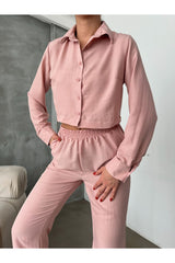 Pembe Aec Prive kadın crop gömlek pantolon takım, şık ve rahat tasarımıyla günlük kullanım için ideal.