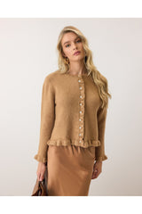 Aec Prive kadın düğmeli peluş hırka, klasik kesim ve şık detaylarla zarif bir kombin oluşturuyor.