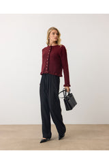 Aec Prive kadın düğmeli peluş hırka, burgonya rengi ile şık bir görünüm sunuyor