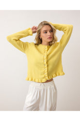 Sarık beyaz düğmeli peluş hırka, şık ve rahat bir görünüm için ideal tercihtir.