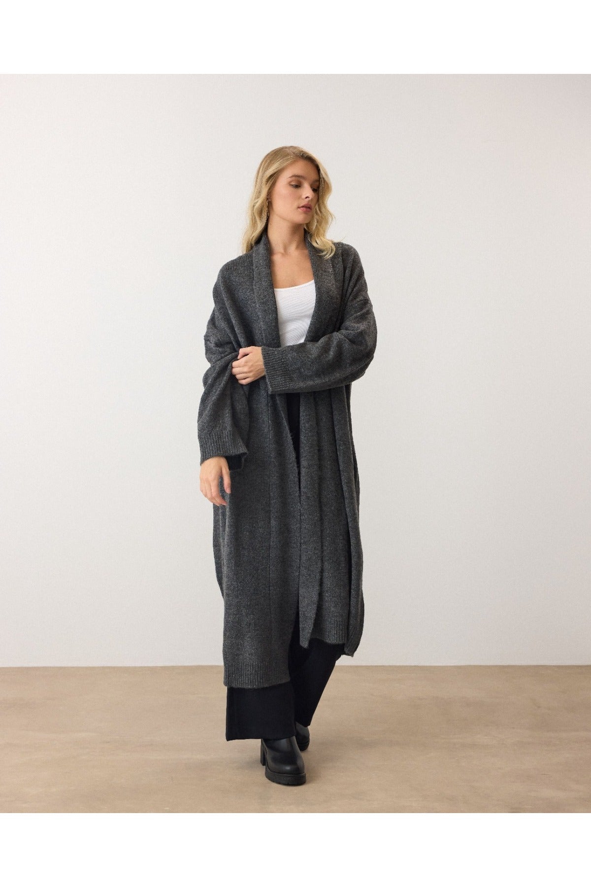 Aec Prive kadın gri uzun hırka, şık ve rahat bir görünüm için ideal bir seçenek