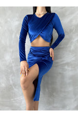 Mavi kadın kadife bluz etek takım, uzun kollu bluz ve yırtmaçlı etek ile şık görünüm sunuyor.