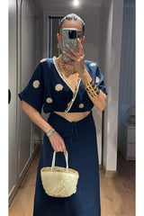 Aec Prive kadın keten bluz etek takımı, mavi ve beyaz benekli tasarım ile şık görünüm sunuyor.