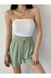 Aec Prive kadın keten şort, yeşil renk, bel kemeriyle şık bir yaz görünümü sunar