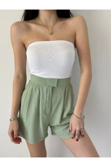 Aec Prive kadın keten şort, yeşil renk, bel kemeriyle şık bir yaz görünümü sunar