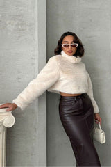 Aec Prive kadın kürk bluz ve derin etekle şık bir görünüm sergileyen kadın modeli