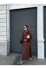 Kadın lüx Premium Kalite Kaşe Kaban ile şık bir yürüyüşte, modern bir görünüm sunuyor