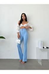 Aec Prive kadın mavi ispanyol paça pantolon, şık bluz ile kombinlenmiş zarif görünüm.