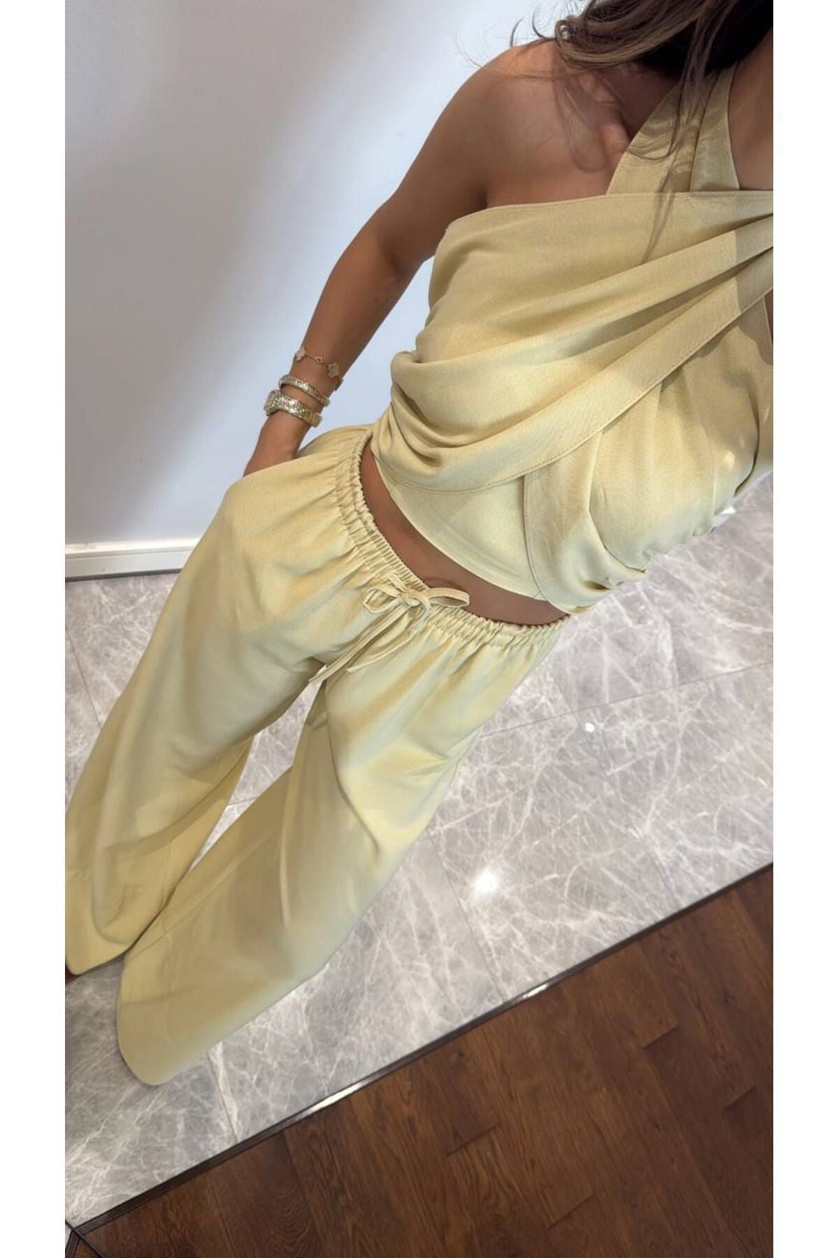 Aec Prive kadın pamuklu ikili takım, sarı renginde rahat bluz ve pantolon ile şık bir görünüm