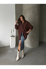 Bordo Aec Prive kadın pamuklu oversize gömlek ile mavi jean etek ve beyaz çizmeler kombinlenmiş moda görseli