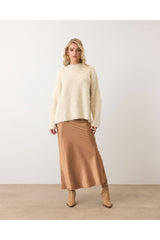 Aec Prive kadın sakallı kazak, krem rengi yumuşak dokusu ile şık ve rahat bir görünüm.