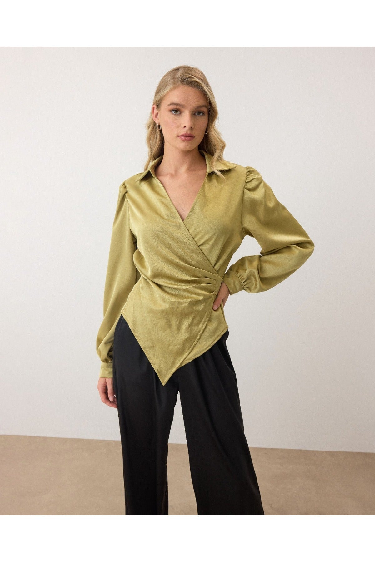 Aec Prive kadın saten bağlamalı gömlek, yeşil renk ve zarif kesimle modern bir görünüm sunar.