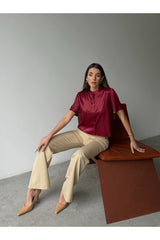 Aec Prive kadın saten kısa kollu gömlek, kırmızı rengiyle şık bir görünüm sunuyor.