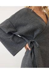 Aec Prive kadın triko ikili takım, gri renk, şık ve rahat kesim ile modern görünüm sağlıyor.