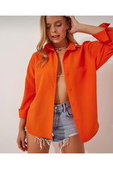 Kadın turuncu oversize gömlek, şortlarla kombinlenmiş rahat yaz stili