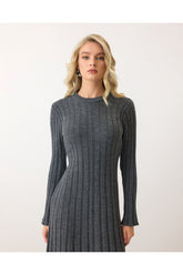 Aec Prive kadın uzun triko elbise, gri renk ve dik yaka tasarımı ile şık bir görünüm sunar