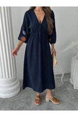 Aec Prive kadın yazlık uzun elbise, mavi renk ve dökümlü kesimiyle sıcak havalarda rahat kullanım sunar