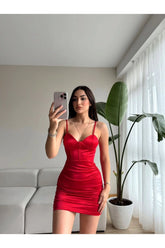 Aec Prive kırmızı saten elbise, vücut hatlarını vurgulayan şık askılı tasarım