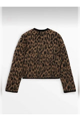 Aec Prive leopar desenli kadın hırka, arka görünümüyle şık bir kış üstü