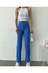 Mavi yüksek bel kadın pantolon ile uyumlu beyaz üst giyim kombinasyonu
