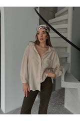 Aec Prive'nin oversize kadın gömlek modeli, şık ve rahat bir görünüm sunuyor.