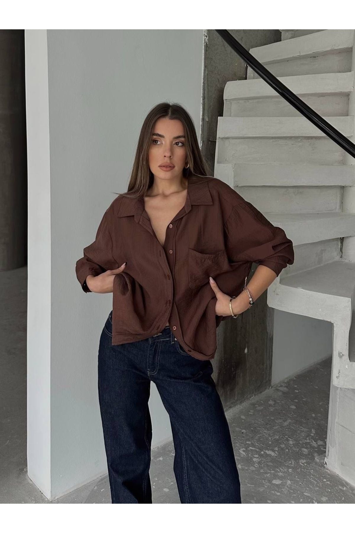 Aec Prive oversize kadın gömlek, kahverengi, rahat kesim, geniş ceplerle şık görünüm