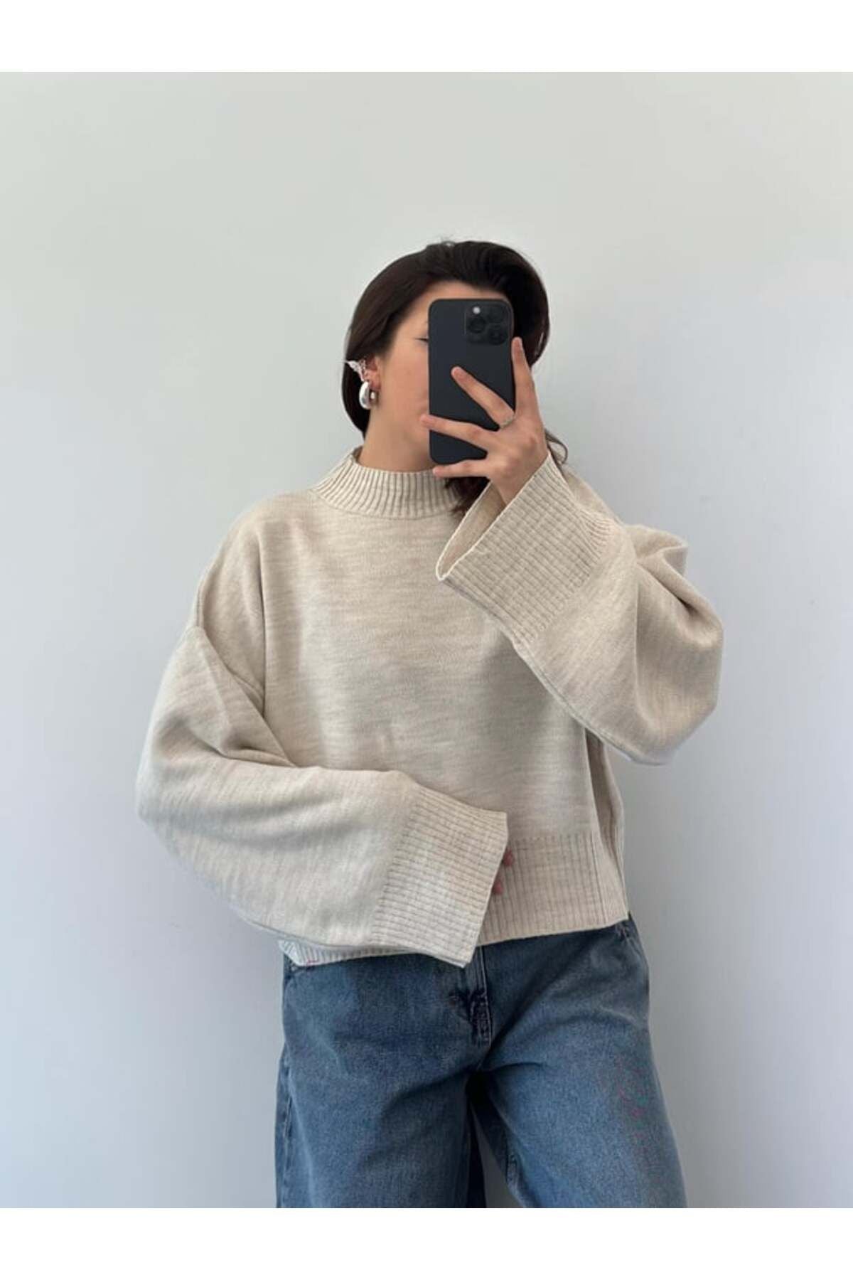 Aec Prive markalı krem rengi oversize kadın kazak, rahat kesim ve geniş kol detayları ile şık görünüm