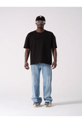 Aec Prive oversize siyah tişört, rahat kesimiyle modern bir görünüm sunar