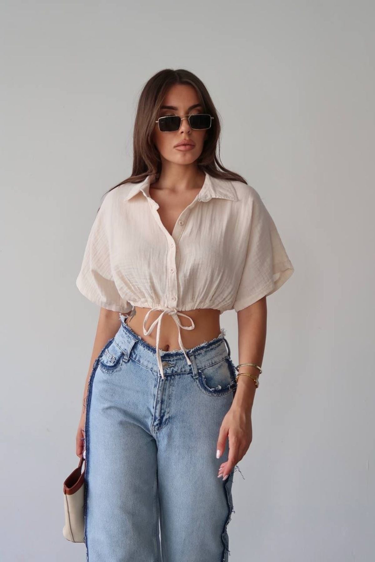 Aec Prive özel tasarım kadın bağlamalı gömlek, şık bir kesimle kombinlenmiş mavi bol pantolonla