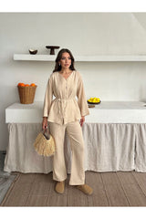 Aec Prive pamuklu kadın gömlek pantolon takım, açık kahverengi bel kemerli bluz ve pantolon ile şık bir görünüm.