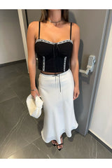 Aec Prive premium kalite kadın crop üst, siyah renk ve dantel detayı ile şık bir görünüm sunuyor